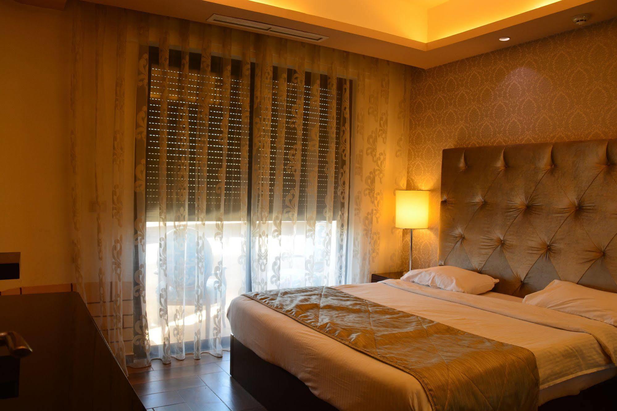 Nadine Hotel Suites Amman Bagian luar foto