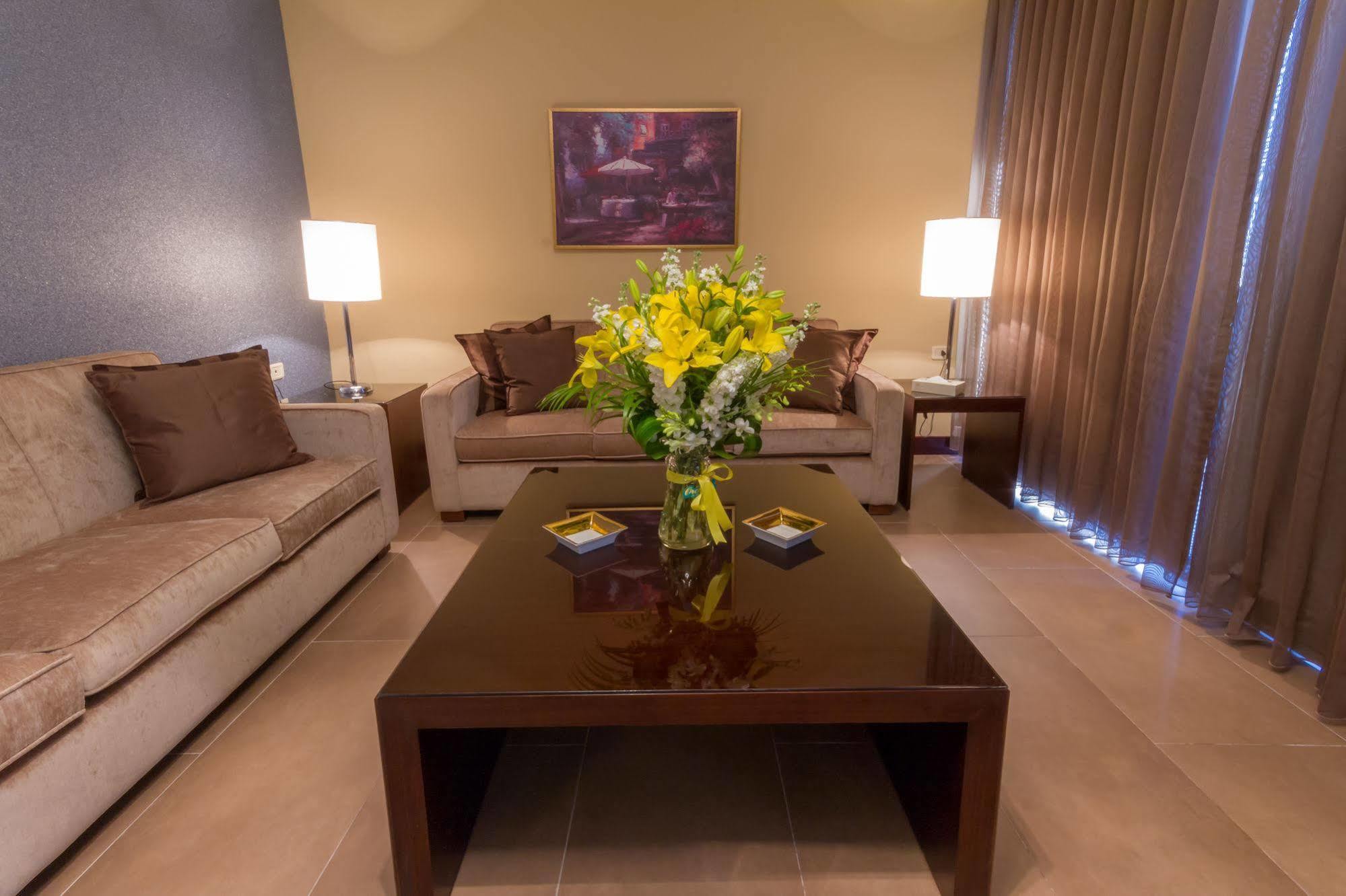 Nadine Hotel Suites Amman Bagian luar foto