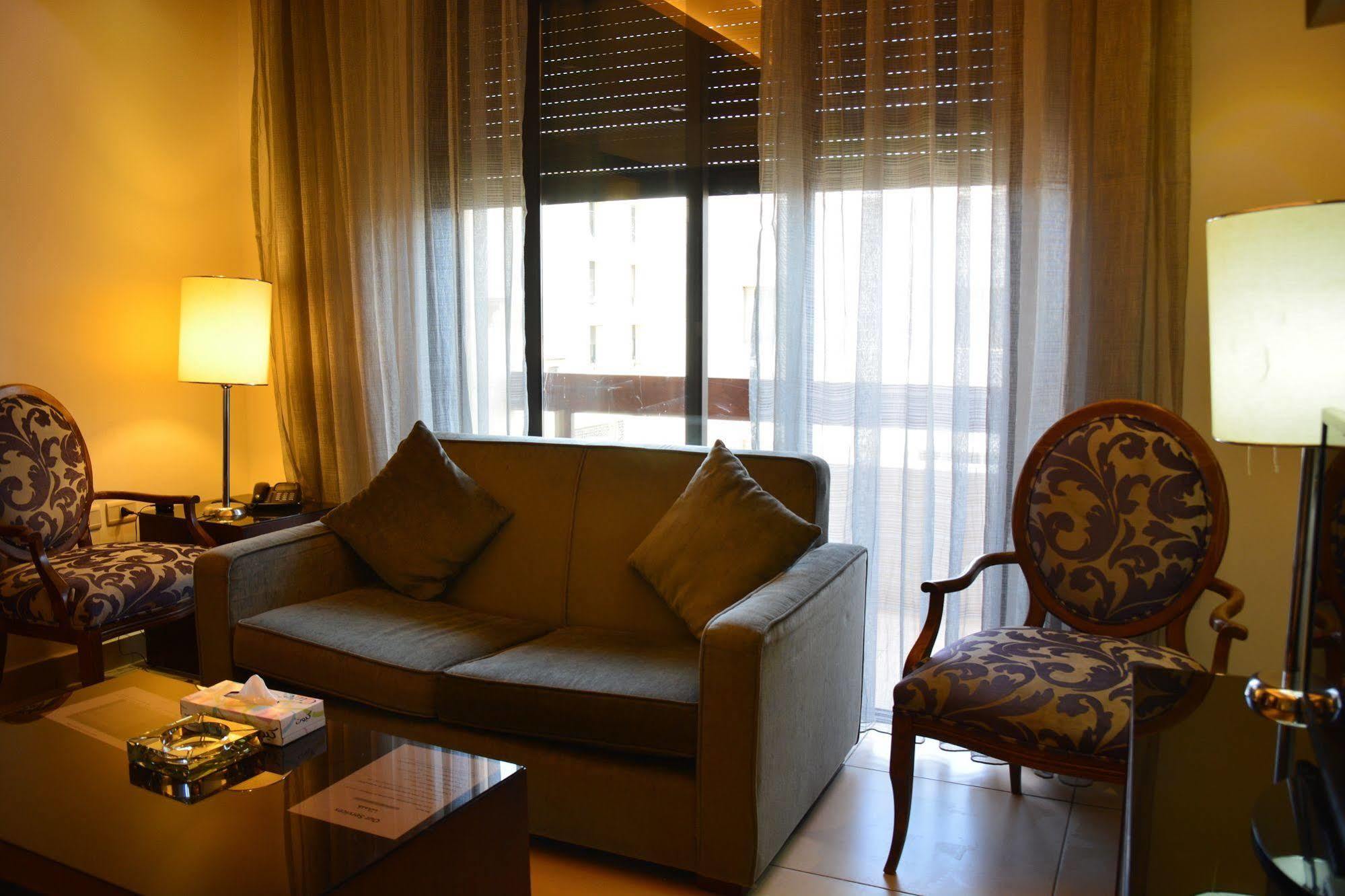 Nadine Hotel Suites Amman Bagian luar foto