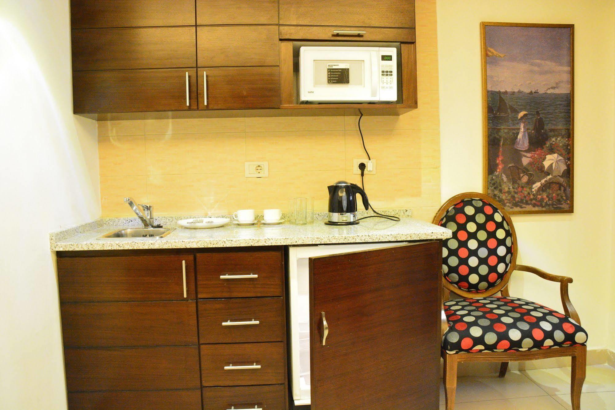 Nadine Hotel Suites Amman Bagian luar foto