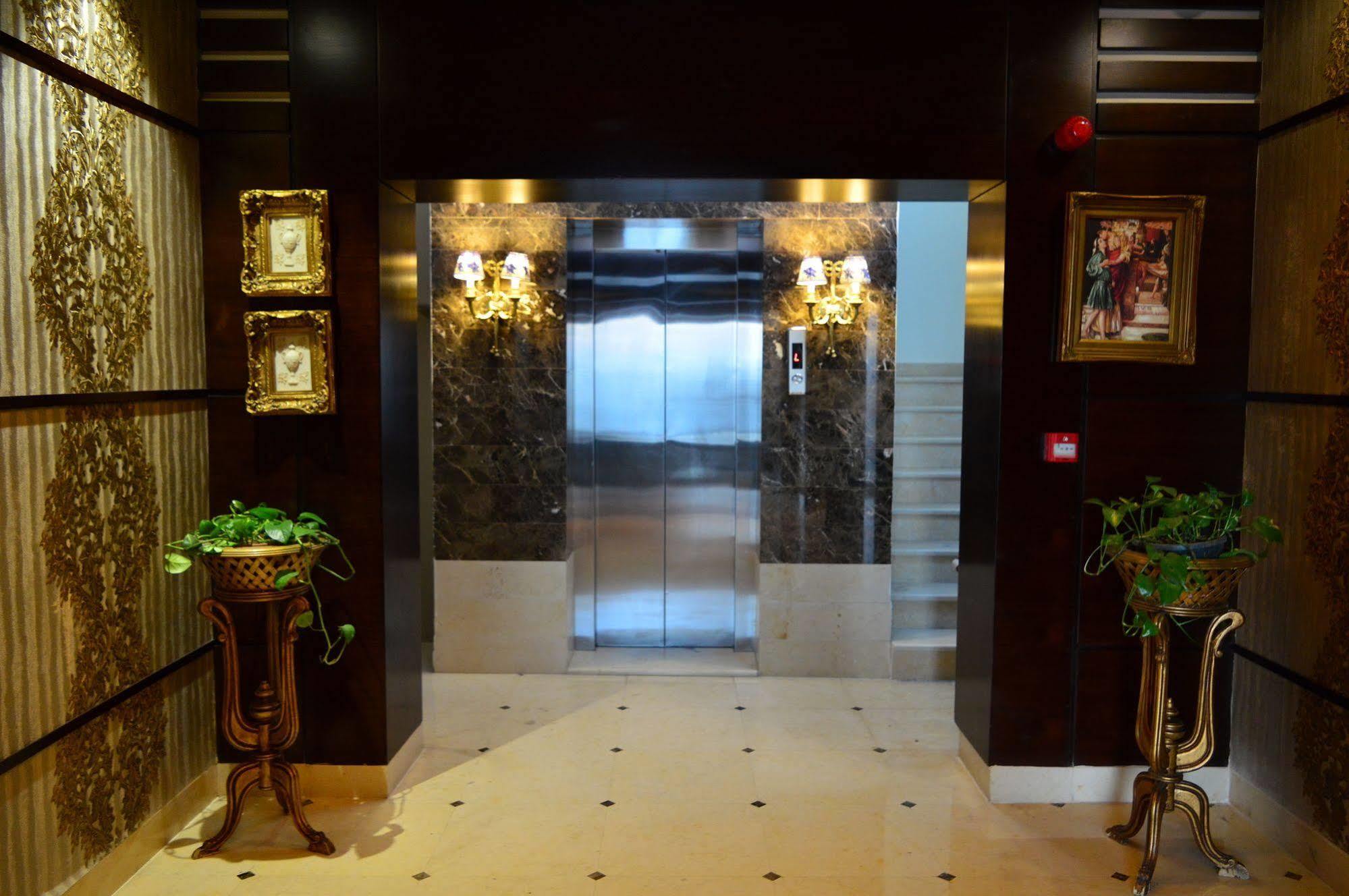 Nadine Hotel Suites Amman Bagian luar foto