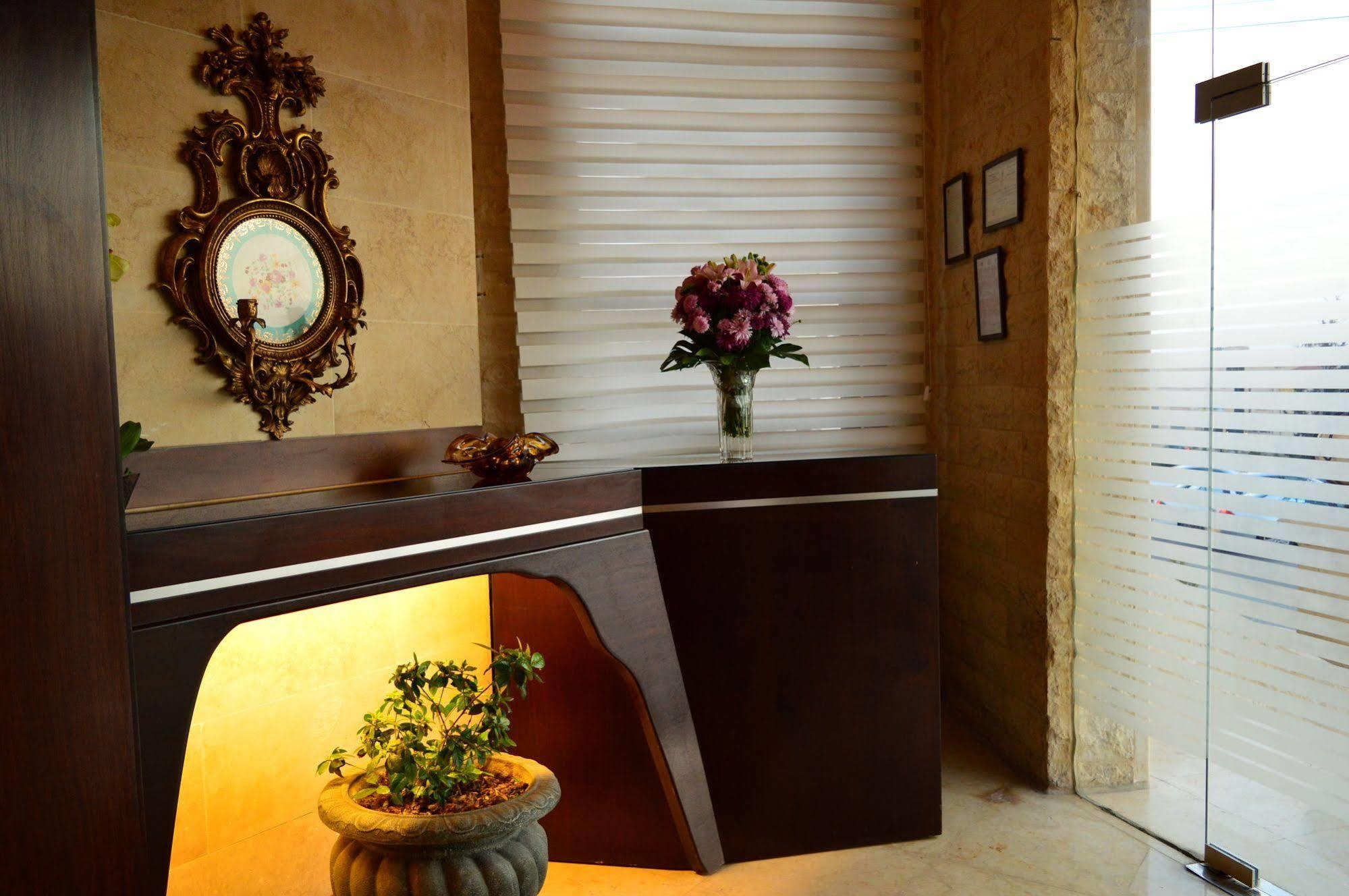 Nadine Hotel Suites Amman Bagian luar foto