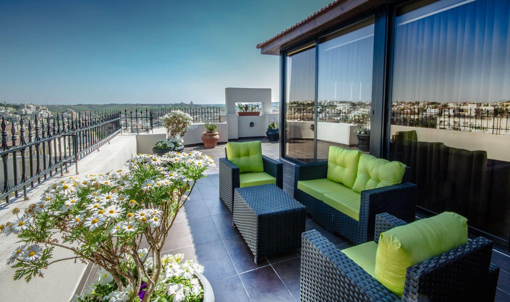 Nadine Hotel Suites Amman Bagian luar foto